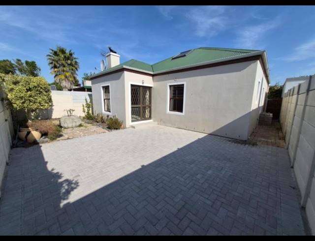 3 BEDROOM HOUSE TO LET IN WEST BEACH